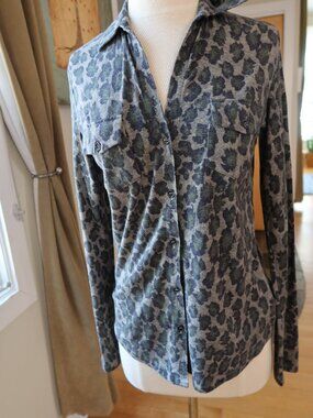 $295 Majestic Filatures cashmere deluxe tee shirt green grey leopard print sz 2